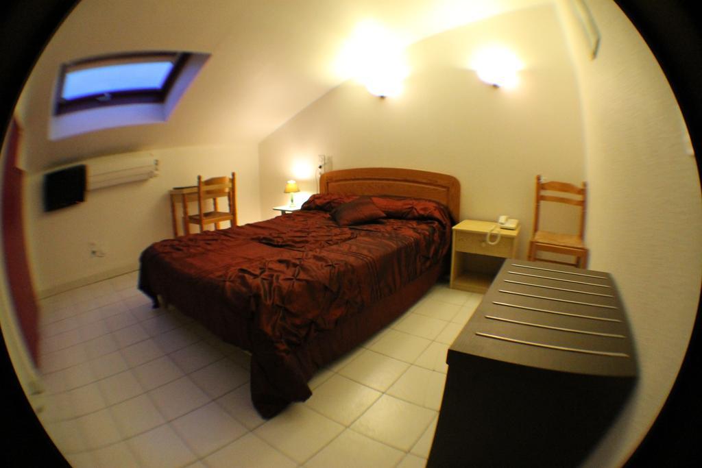 Hotel De La Pomme De Pin ヴュー・ブコー・レ・バン 部屋 写真