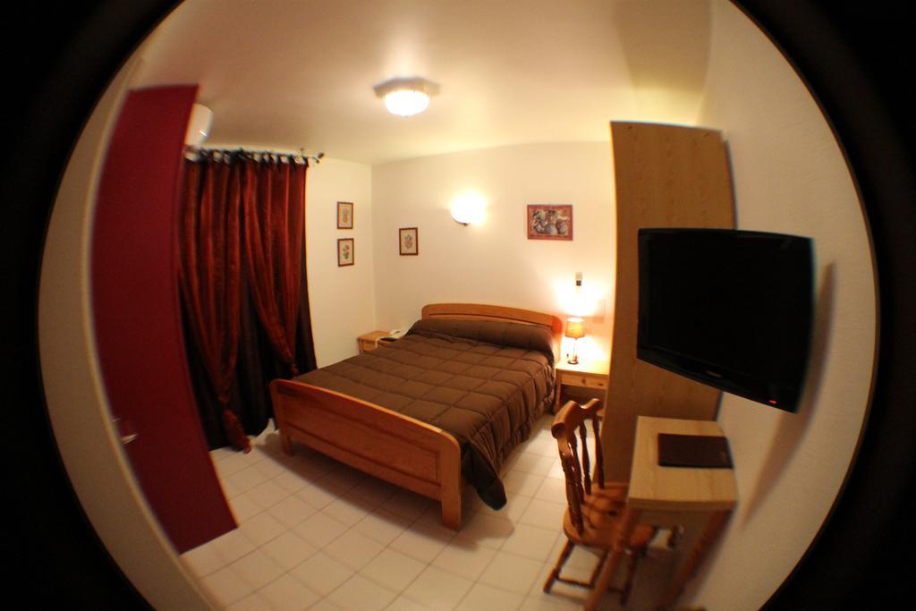 Hotel De La Pomme De Pin ヴュー・ブコー・レ・バン 部屋 写真