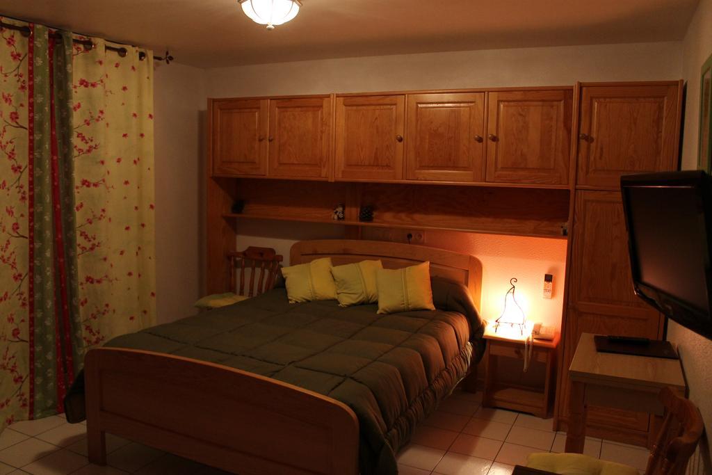 Hotel De La Pomme De Pin ヴュー・ブコー・レ・バン 部屋 写真